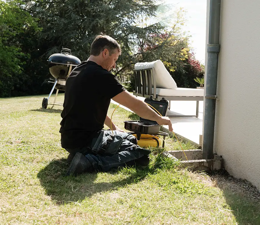 Recherche de fuite d’eau sur réseaux extérieurs et canalisations enterrées autour d’une maison à Rennes et dans la métropole rennaise